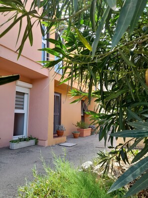 Exterior detail - Cozy house 100m from the beach • Private patio • AC & WiFi (Le Barcarès)