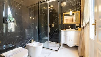 Deluxe Double Room | Bilik Mandi | Pancuran mandi, hulu semburan mandi hujan