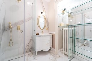 Deluxe Double Room | Bathroom | Shower, rainfall showerhead, designer toiletries, hair dryer - Le Dimore Suites Milano (Milan)