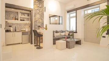 Deluxe Suite | Living area | 32-inch Smart TV with cable channels, TV