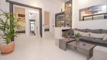 Deluxe Suite | Living area | 32-inch Smart TV with cable channels, TV