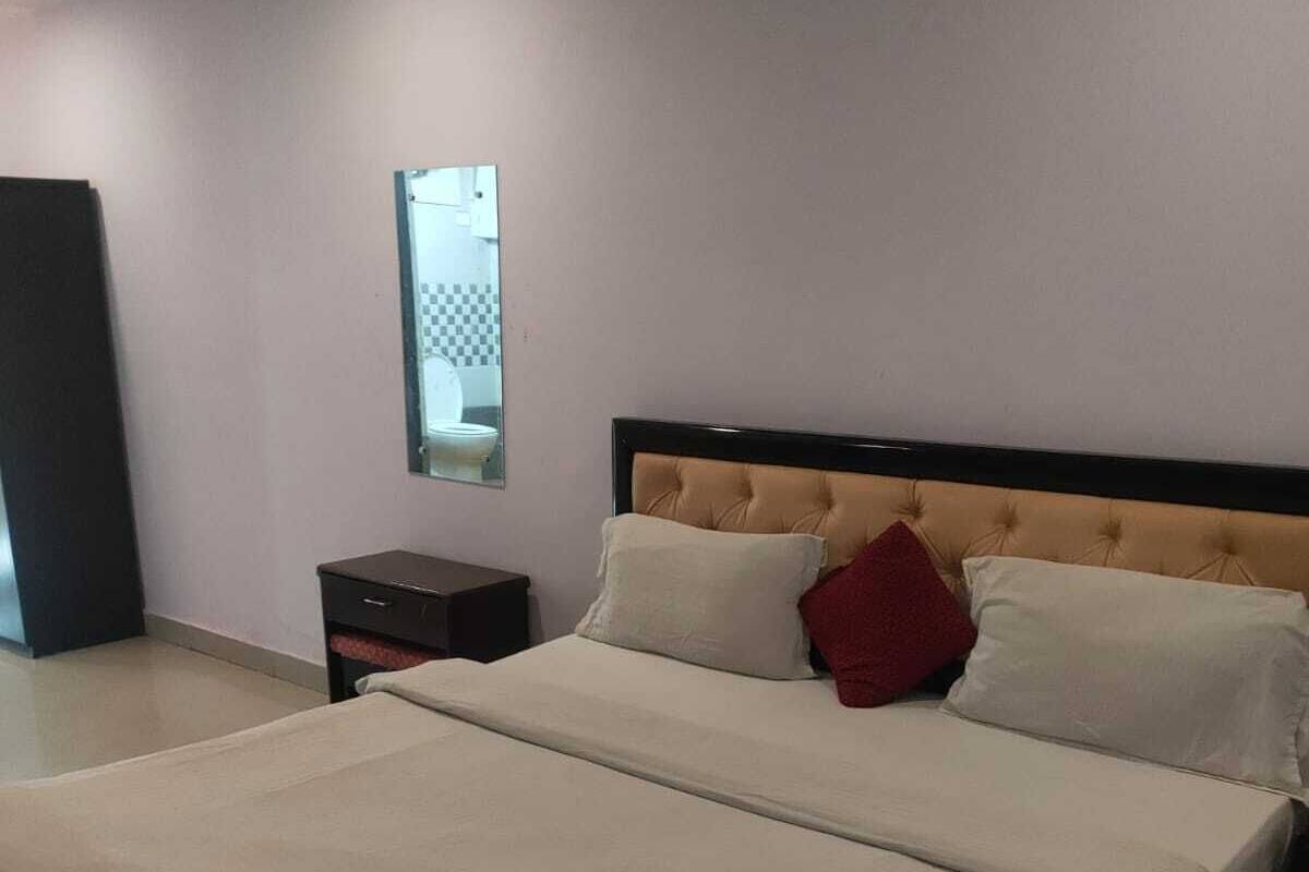 Deluxe Room | 1 bedroom, desk, bed sheets