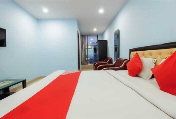 1 Schlafzimmer, Schreibtisch, Bettwäsche