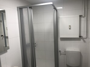 Douche, séchoir à cheveux, serviettes fournies, savon