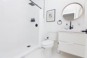 Asciugacapelli, asciugamani, sapone, carta igienica