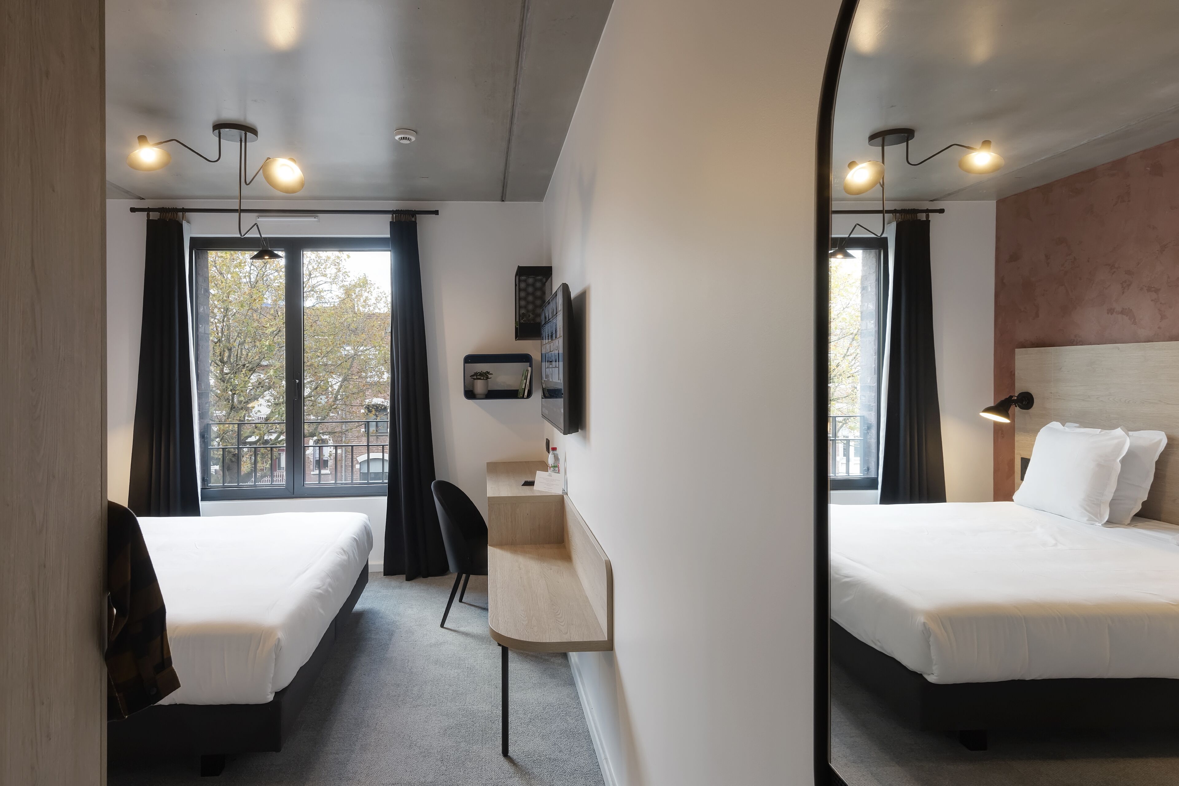 Desk, laptop workspace, soundproofing, free WiFi