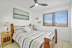 1 chambre, bureau, fer et planche à repasser, lit de bébé portatif