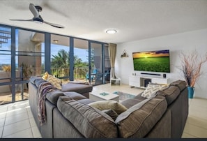 Smart TV, books - Beachfront apartment (Marcoola)