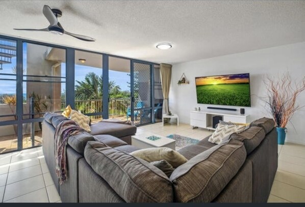 Smart TV, books - Beachfront apartment (Marcoola)