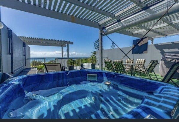 Outdoor spa tub - Beachfront apartment (Marcoola)