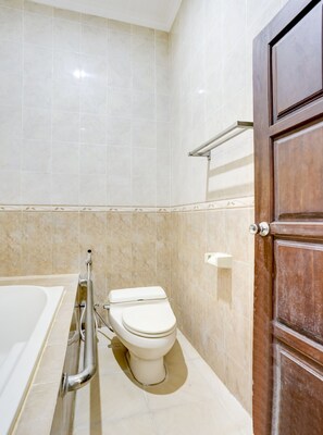 Deluxe tweepersoonskamer | Badkamer | Een douche, handdoeken