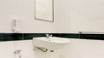 Standard Double Room | Bathroom | Shower, towels