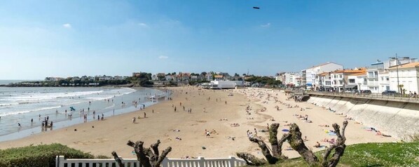 Experience the charm of Royan's seaside, where the sound of the waves meets the town's vibrant atmosphere.