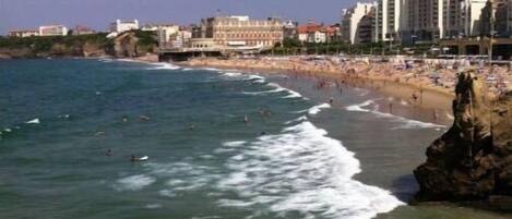 Vlak bij het strand, ligstoelen