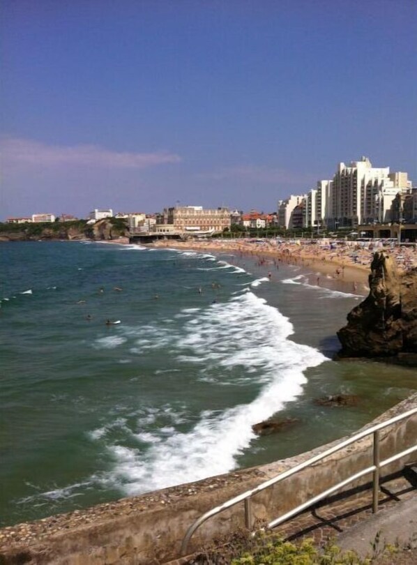 Ubicación cercana a la playa y tumbonas