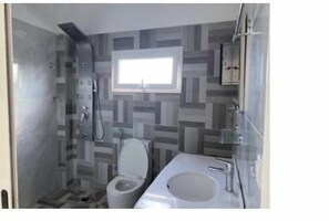 Douche, serviettes fournies