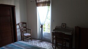 4 Schlafzimmer, Schreibtisch, BĂŒgeleisen/BĂŒgelbrett