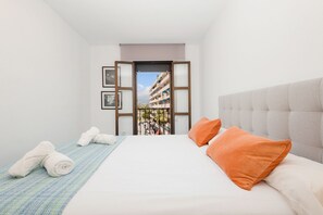 2 bedrooms, iron/ironing board, WiFi, bed sheets - Spacious holiday apartment, terrace and private parking, Puerto Banús, Marbella (Marbella)