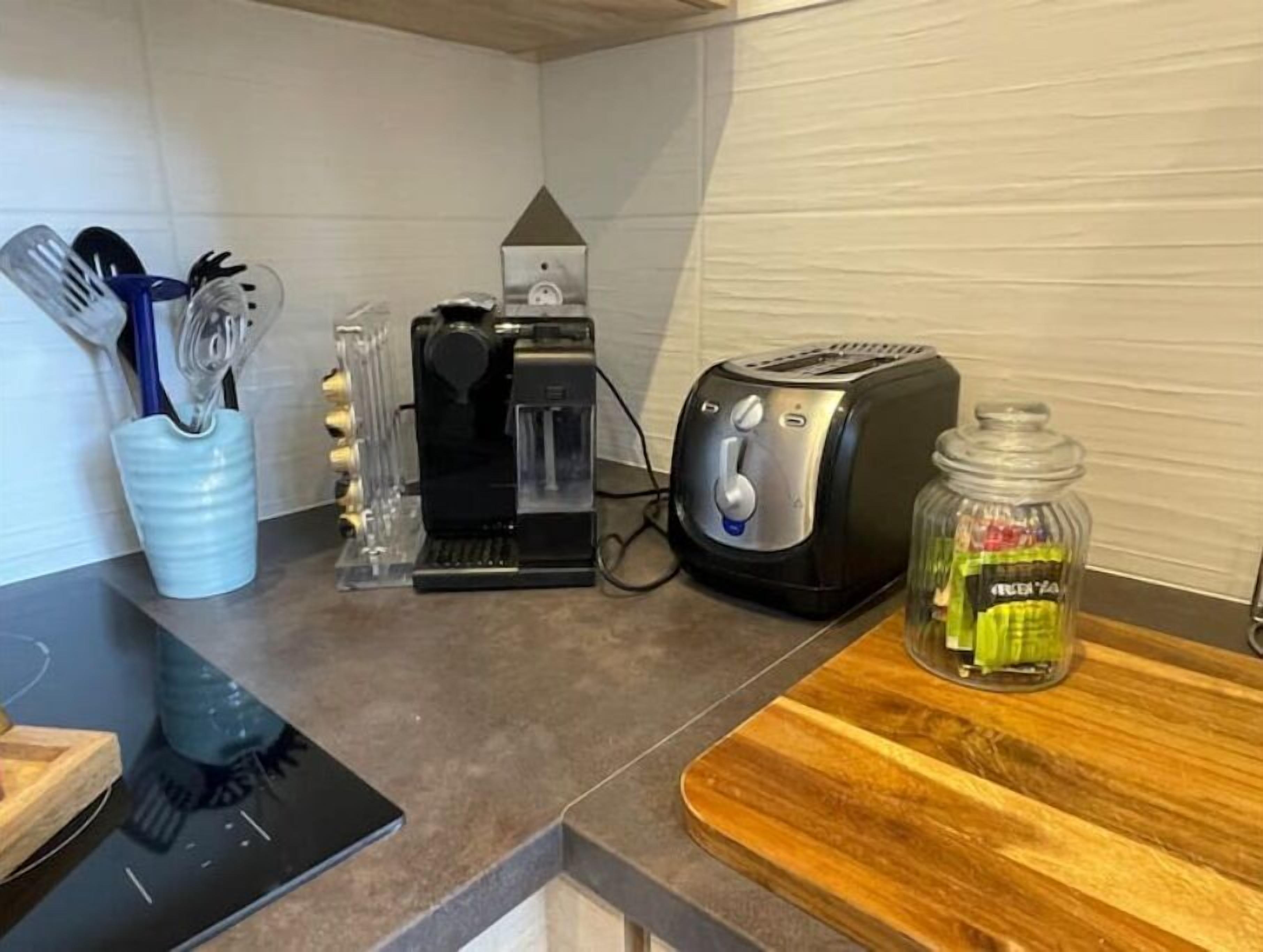 Een koelkast, een magnetron, een oven, een kookplaat