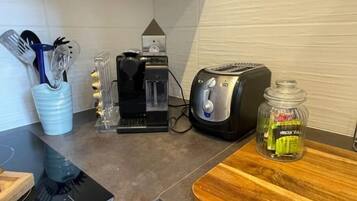 Een koelkast, een magnetron, een oven, een kookplaat