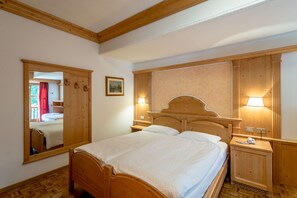 Chambre familiale | Coffre-fort, bureau, système d’insonorisation, fer et planche à repasser
