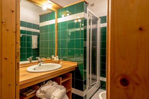 Chambre Confort double, 1 lit double, vue sur le jardin | Salle de bain | Séchoir à cheveux, peignoirs, pantoufles, bidet