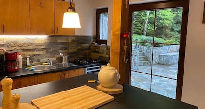 Cosy Chalet w Fireplace/firepit, for Hiking/skiing/nature Lovers