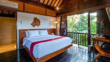 Een bureau, gratis wifi, beddengoed