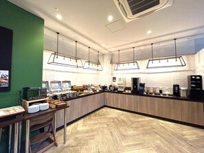 A modern cafe with a long counter, coffee machines, and a herringbone wood floor. - Smile Hotel Sapporo Susukino Minami (Sapporo)