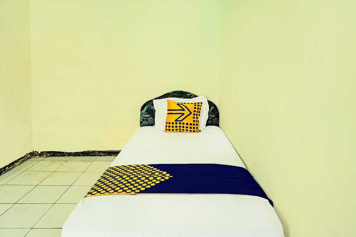 Single Room | Laptop workspace, WiFi (free), bed sheets