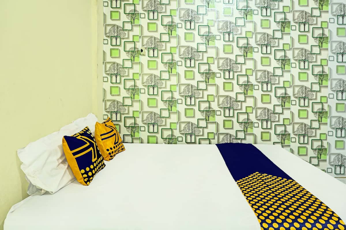 Laptop workspace, WiFi (free), bed sheets