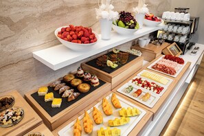 Petit déjeuner buffet (225 CZK par personne)