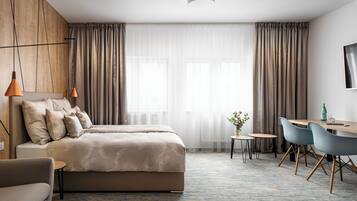 Superior tweepersoonskamer | Luxe beddengoed, een kluis op de kamer, een bureau, een laptopwerkplek