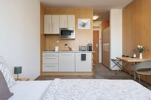 Frigobar, microondas, placa de cocina, cafetera expreso