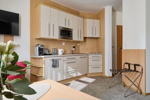 Frigobar, microondas, placa de cocina, cafetera expreso