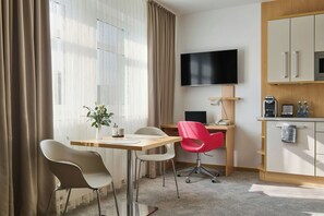 Habitación Deluxe doble | Ropa de cama de alta calidad, caja fuerte, escritorio