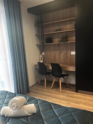 Leilighet | 1 soverom, skrivebord, skrivebord for bærbar PC og strykejern/-brett