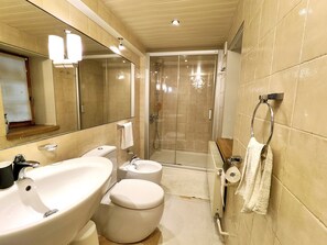 Douche, sèche-cheveux, bidet, serviettes fournies