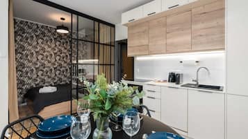 1 habitación, escritorio, tabla de planchar con plancha y wifi