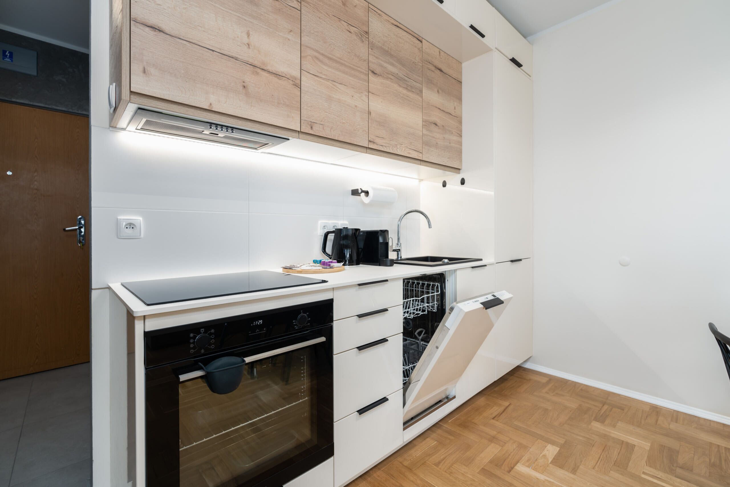 Frigorifero, forno, piano cottura, lavastoviglie