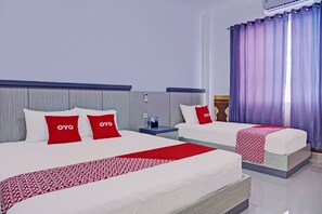 Desk, laptop workspace, free WiFi, bed sheets - Hotel O De Luna Hotel (Banjarbaru)