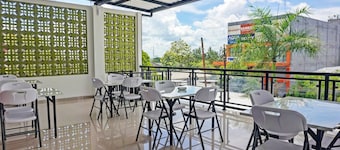 Super OYO 92518 De Luna Hotel