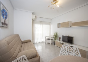 TV - One bedroom apartment 170 meters from Del Cura beach! (Torrevieja)