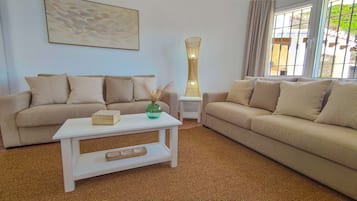 Een smart-tv en een tafeltennistafel