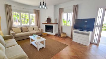 Een smart-tv en een tafeltennistafel