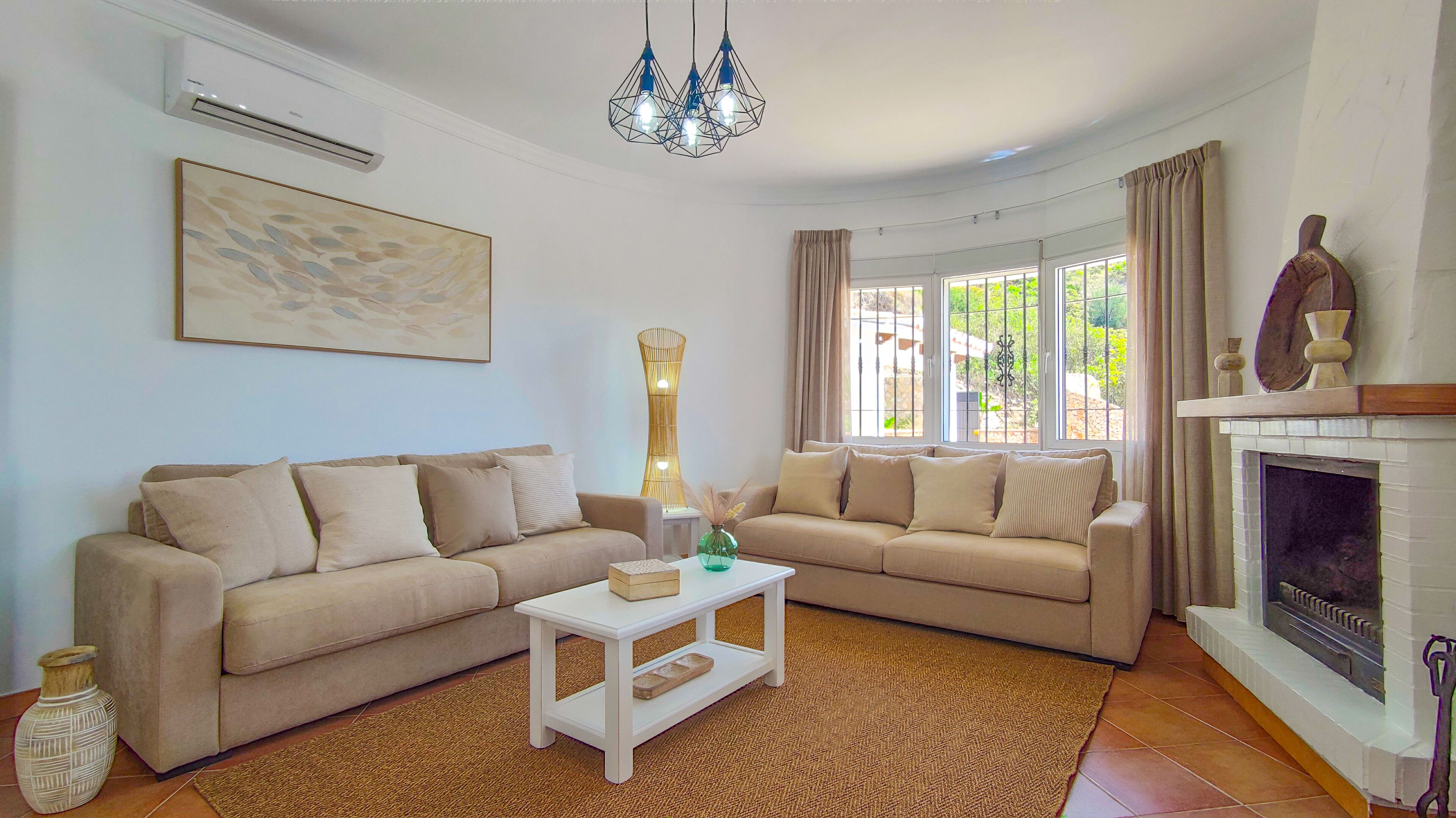 Een smart-tv en een tafeltennistafel