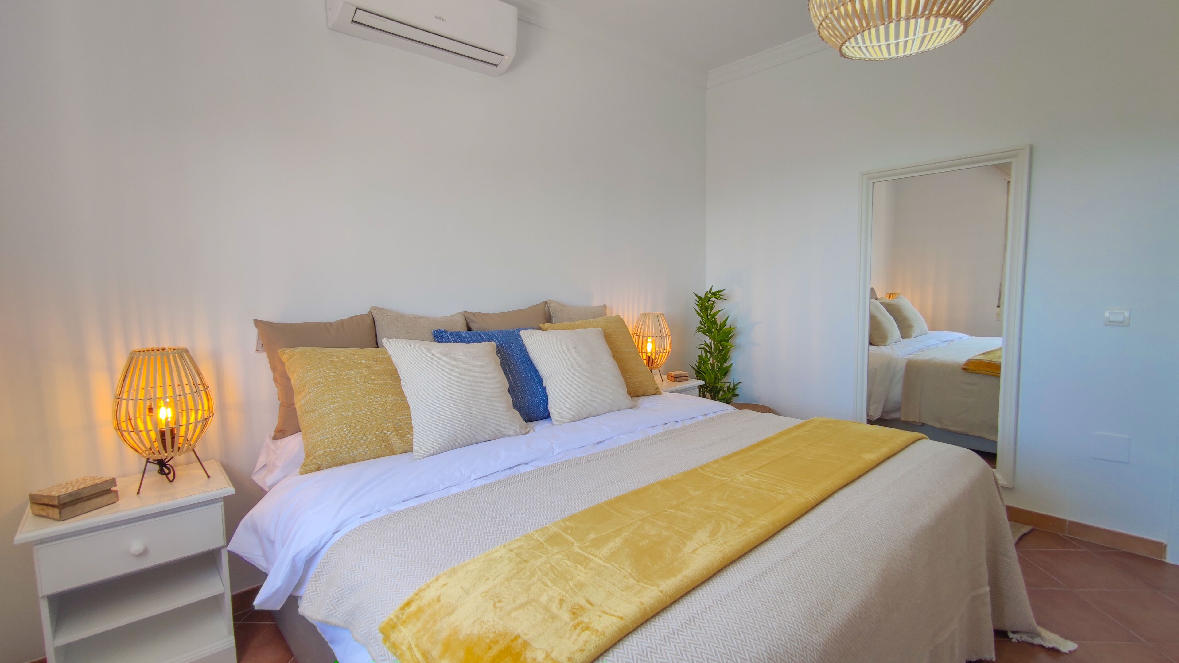 3 slaapkamers, een strijkplank/strijkijzer, gratis wifi, beddengoed