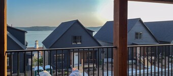 Private hot tub, Lake view, Pool table, Dog-friendly | Pineapple Pointe