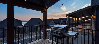 Private hot tub, Lake view, Pool table, Fire pit | Pineapple Shores