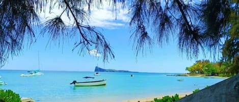 靠近海滩、沙滩毛巾
